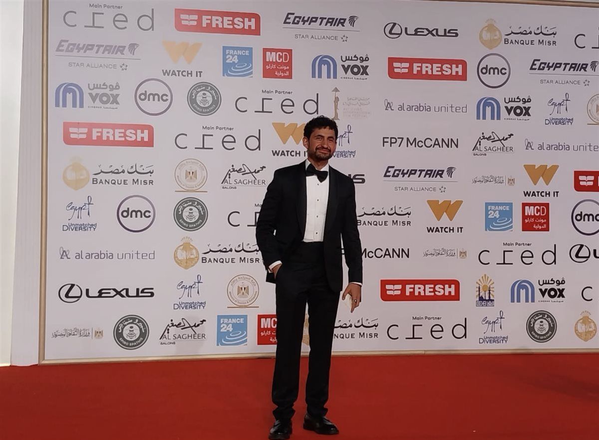 بإطلالة كلاسيكية.. أمير المصري يتألق في مهرجان القاهرة السينمائي الدولي