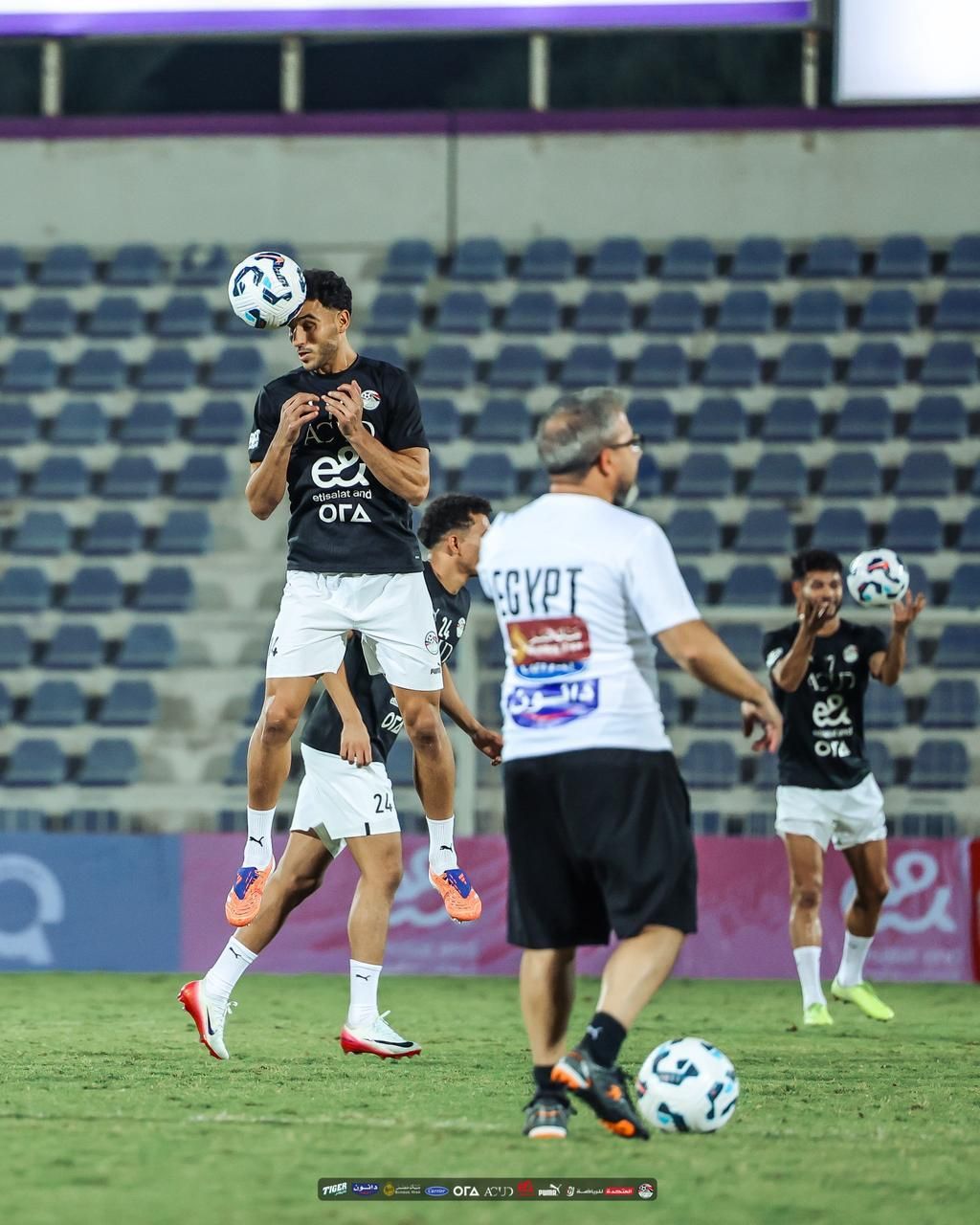 منتخب مصر يخوض تدريباته باستاد العين استعدادا لأوزبكستان وديا.. صور