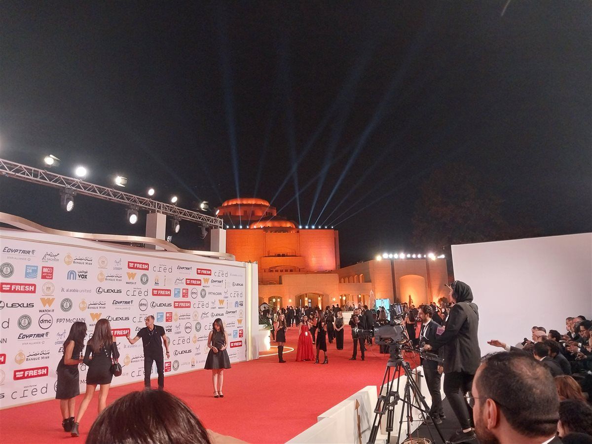 استعداد النجوم للوصول علي السجادة الحمراء لمهرجان القاهرة السينمائي الدولي 2025