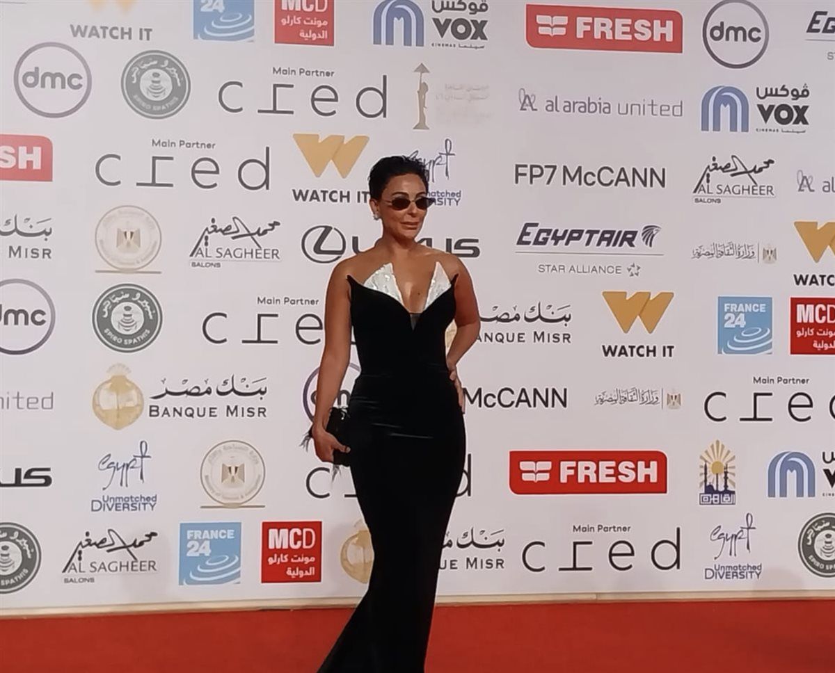 بقصة مميزة ونظارة.. ميس حمدان تتألق على ريد كاربت مهرجان القاهرة السينمائي الدولي