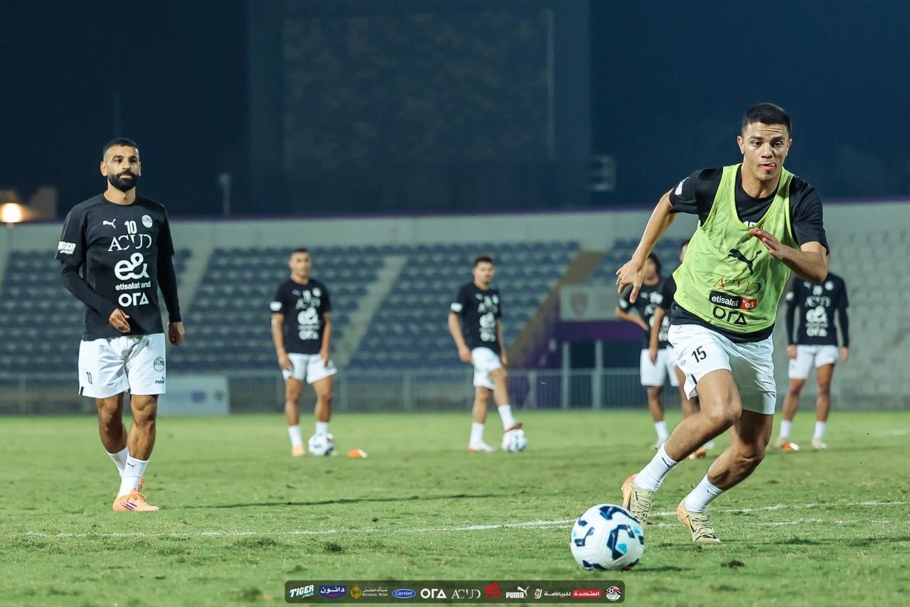 منتخب مصر يخوض تدريباته باستاد العين استعدادا لأوزبكستان وديا.. صور