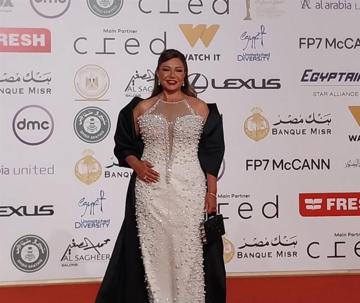 بالأبيض.. ليلى علوي تتألق في حفل افتتاح مهرجان القاهرة السينمائي في دورته الـ 46