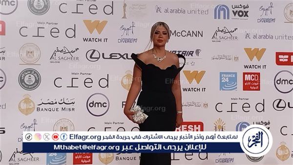 بفستان أسود.. بوسي شلبي تتألق في حفل افتتاح مهرجان القاهرة السينمائي