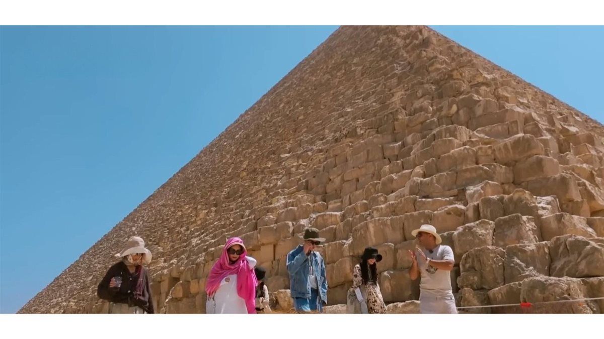 مصر تستقبل فريق أشهر برنامج واقع آسيوي خلال افتتاح المتحف المصري الكبير