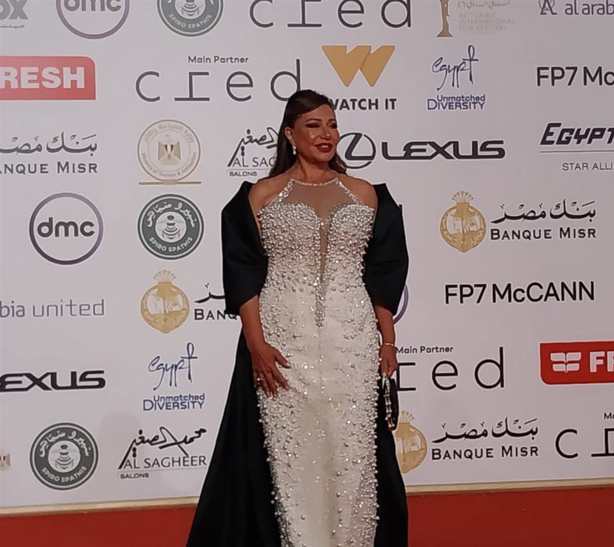 بالأبيض.. ليلى علوي تتألق في حفل افتتاح مهرجان القاهرة السينمائي في دورته الـ 46