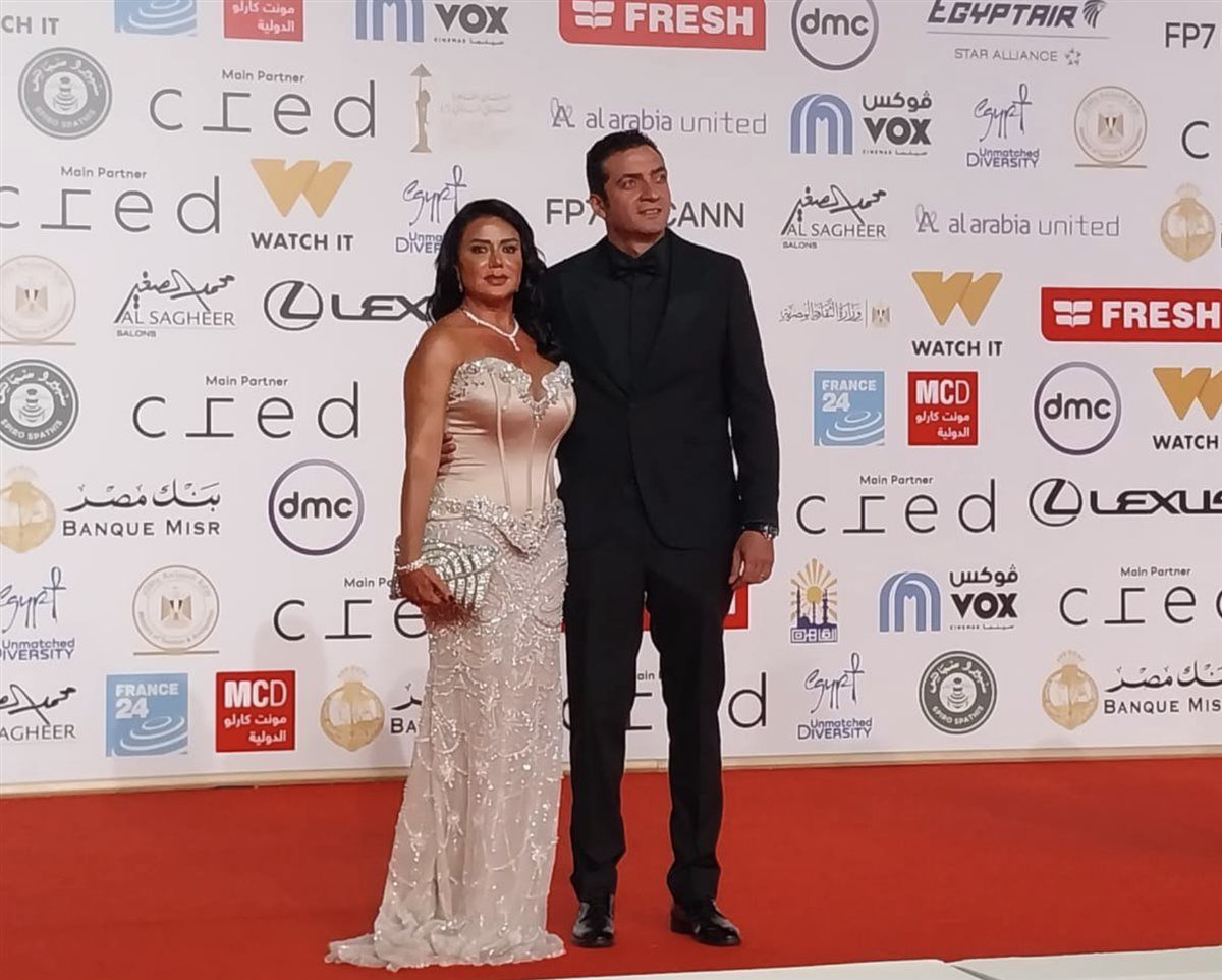 رانيا يوسف وزوجها على ريد كاربت مهرجان القاهرة السينمائي الدولي في دورته الـ 46