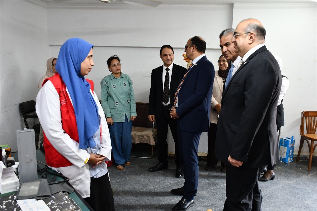 رئيس جامعة حلوان يتفقد فعاليات حملة دعم صحة المرأة ضمن المبادرة الرئاسية "100 مليون صحة"