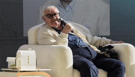 مواقف طريفة وحكايات لا يعرفها أحد.. محمد عبدالعزيز يكشف الأسرار الخفية لكوميديا الزعيم عادل إمام