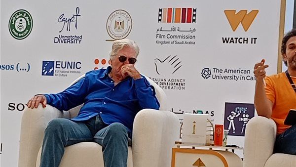 حسين فهمي.. " أفلام الأبيض والأسود لا يتم تغير لونها "