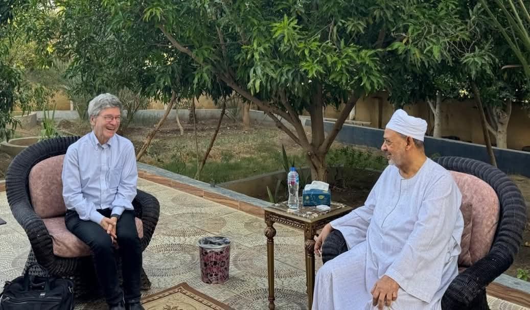 شيخ الأزهر يستقبل المفكر العالمي جيفري ساكس بمنزله في الأقصر