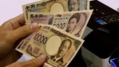 الين يتراجع والدولار الأسترالي يرتفع