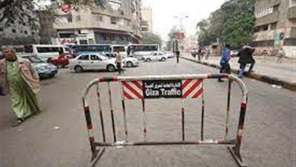 غلق كلي بطريق امتداد محور 26 يوليو أمام جامعة مصر لرفع كوبري المشاة الخاص بمحطة المونوريل