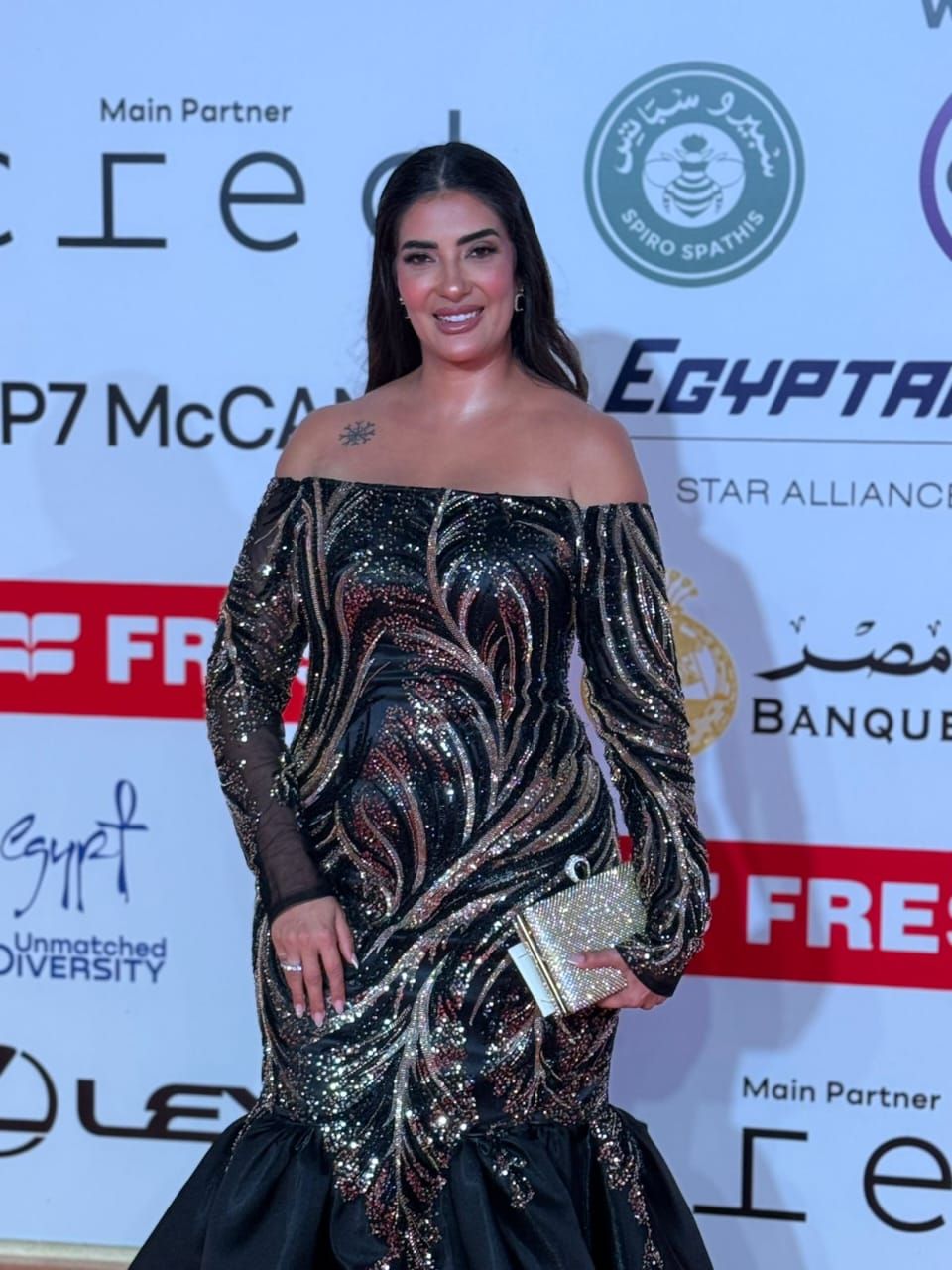 بسنت النبراوي تتألق على السجادة الحمراء في افتتاح الدورة الـ46 من مهرجان القاهرة السينمائي