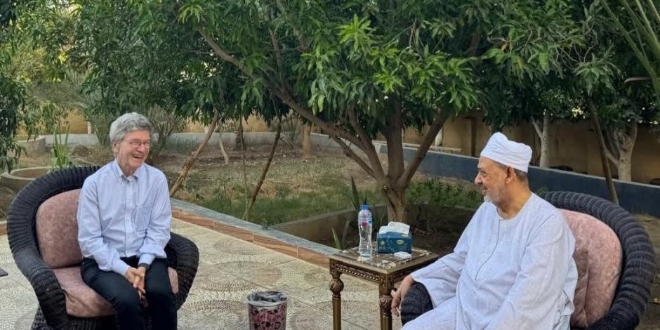شيخ الأزهر يستقبل المفكر العالمي جيفري ساكس بمنزله في الأقصر
