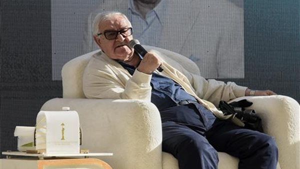 مواقف طريفة وحكايات لا يعرفها أحد.. محمد عبدالعزيز يكشف الأسرار الخفية لكوميديا الزعيم عادل إمام