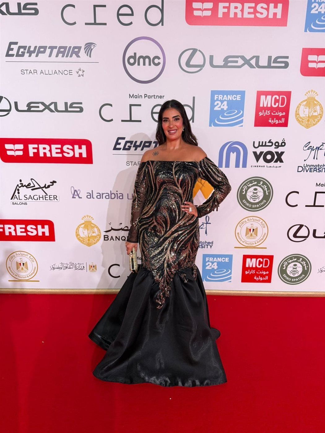 بسنت النبراوي تتألق على السجادة الحمراء في افتتاح الدورة الـ46 من مهرجان القاهرة السينمائي