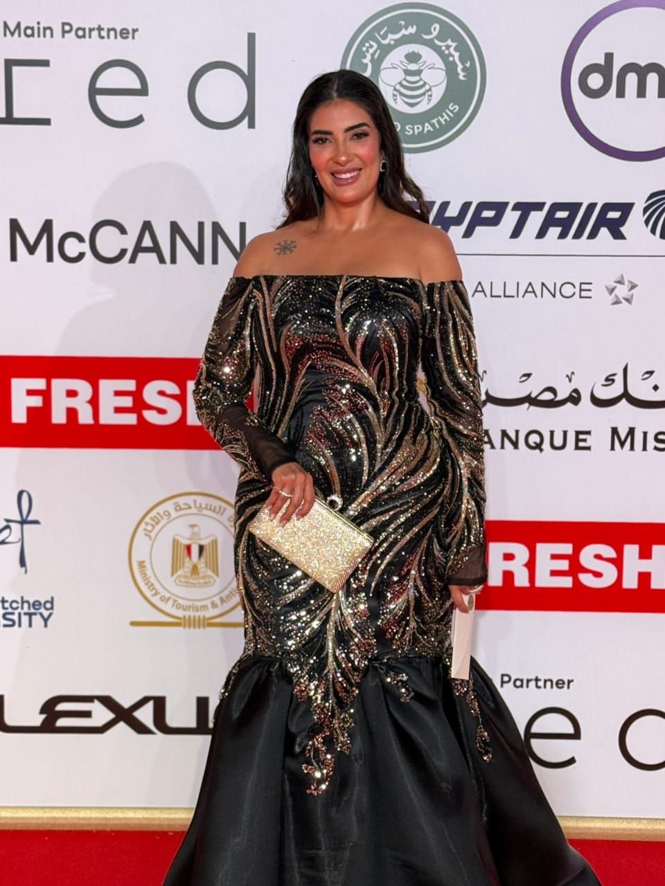 بسنت النبراوي تتألق على السجادة الحمراء في افتتاح الدورة الـ46 من مهرجان القاهرة السينمائي