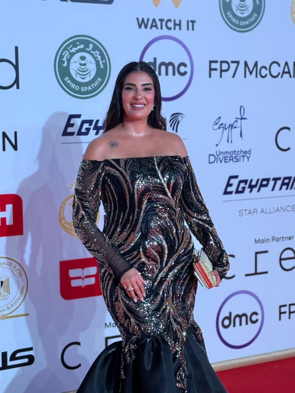 بسنت النبراوي تتألق على السجادة الحمراء في افتتاح الدورة الـ46 من مهرجان القاهرة السينمائي