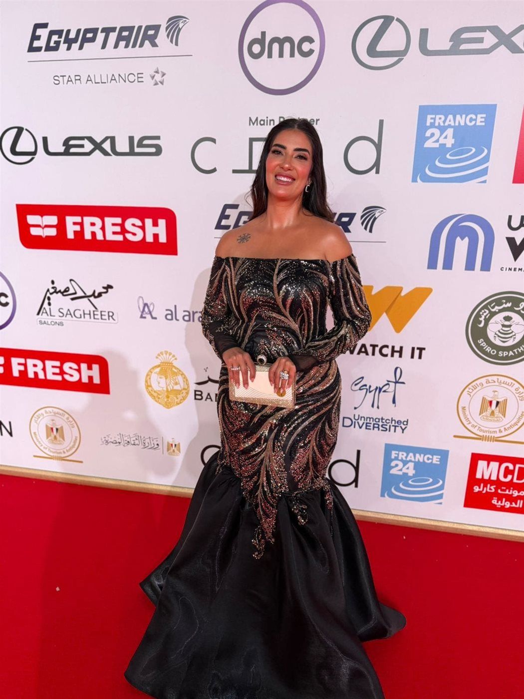 بسنت النبراوي تتألق على السجادة الحمراء في افتتاح الدورة الـ46 من مهرجان القاهرة السينمائي