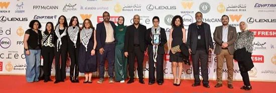 مي سعد تحمل صورة شريكها على السجادة الحمراء.. 'ضايل عنا عرض' يربك لجنة التحكيم والجمهور