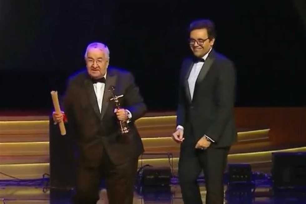 بعد تكريمه بمهرجان القاهرة السينمائي.. شريهان توجه رسالة لـ المخرج محمد عبد العزيز