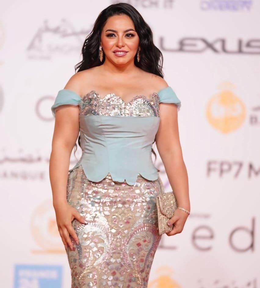 الهام عبد البديع تتألق على السجادة الحمراء بعد غياب طويل بمهرجان القاهرة السينمائي الـ46