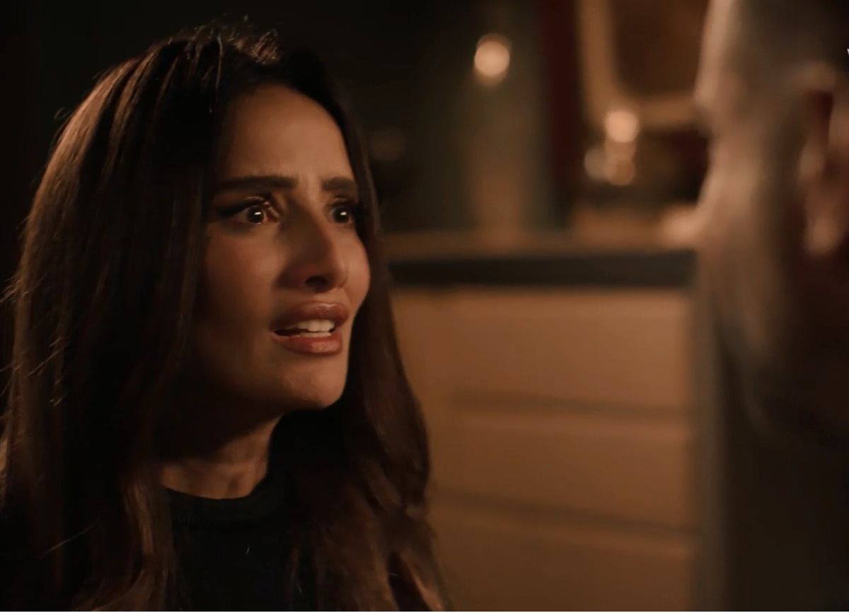 مسلسل ورد وشوكولاته.. زينة تفاجئ محمد فراج في منزله وتنصب له فخًا