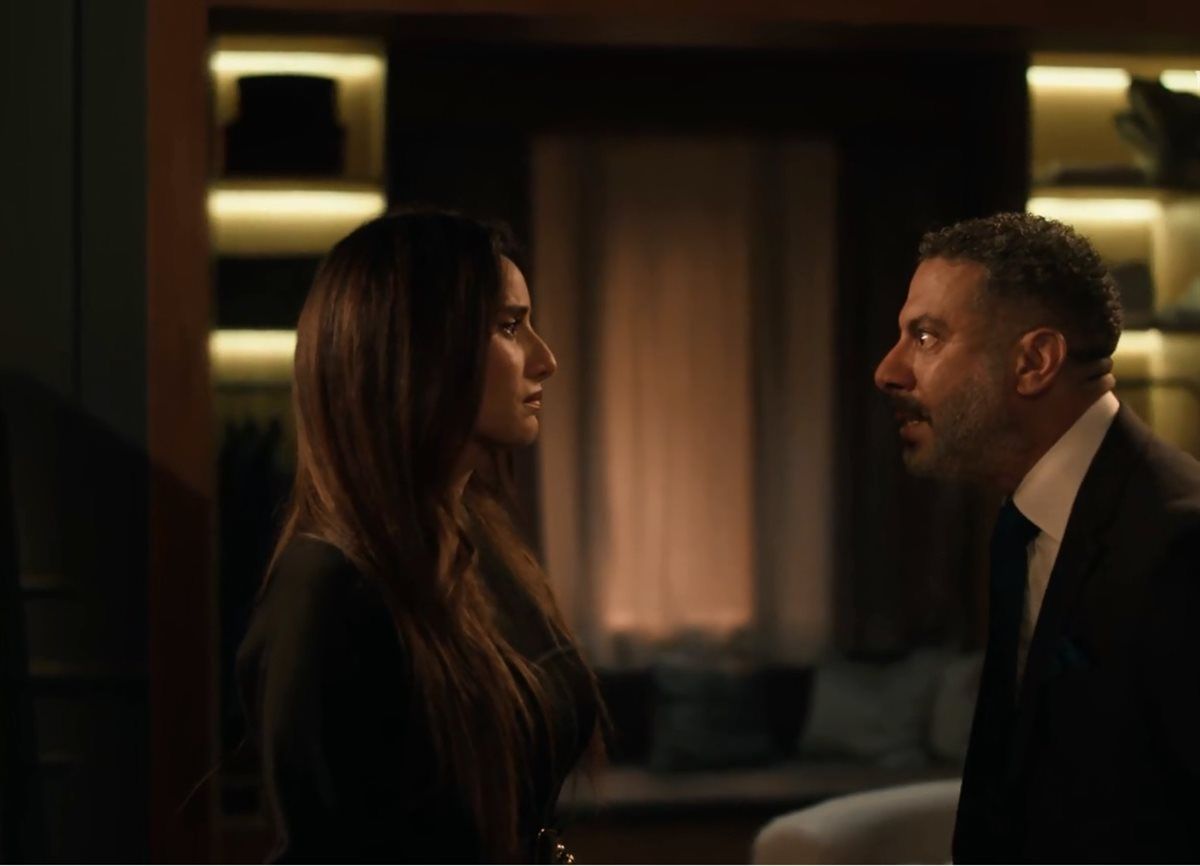 مسلسل ورد وشوكولاته.. زينة تفاجئ محمد فراج في منزله وتنصب له فخًا