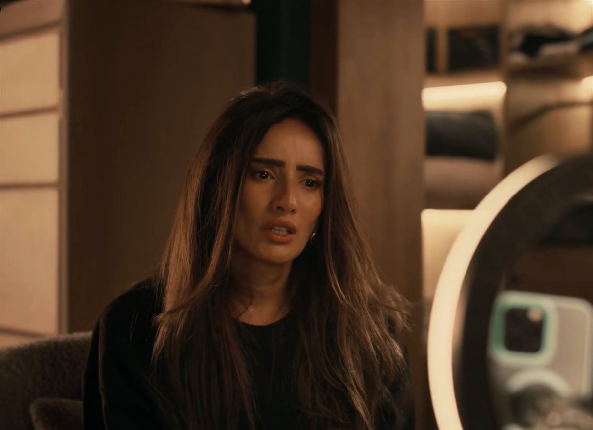 مسلسل ورد وشوكولاته.. زينة تفاجئ محمد فراج في منزله وتنصب له فخًا