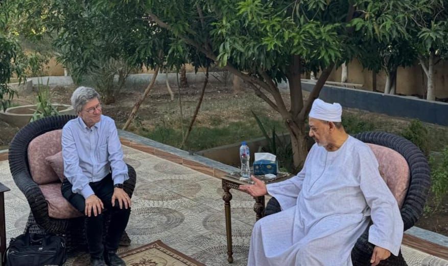 شيخ الأزهر يستقبل المفكر العالمي جيفري ساكس بمنزله في الأقصر