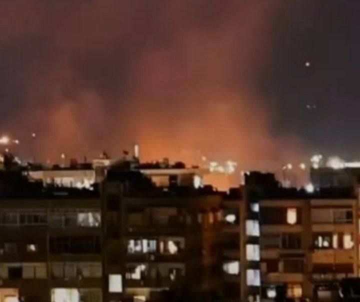 الصور الأولى انفجارات ضخمة في العاصمة السورية دمشق ومحيطها