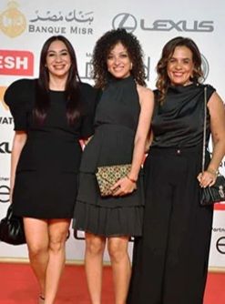 مي سعد تحمل صورة شريكها على السجادة الحمراء.. 'ضايل عنا عرض' يربك لجنة التحكيم والجمهور