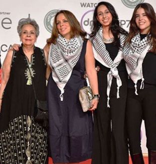 مي سعد تحمل صورة شريكها على السجادة الحمراء.. 'ضايل عنا عرض' يربك لجنة التحكيم والجمهور