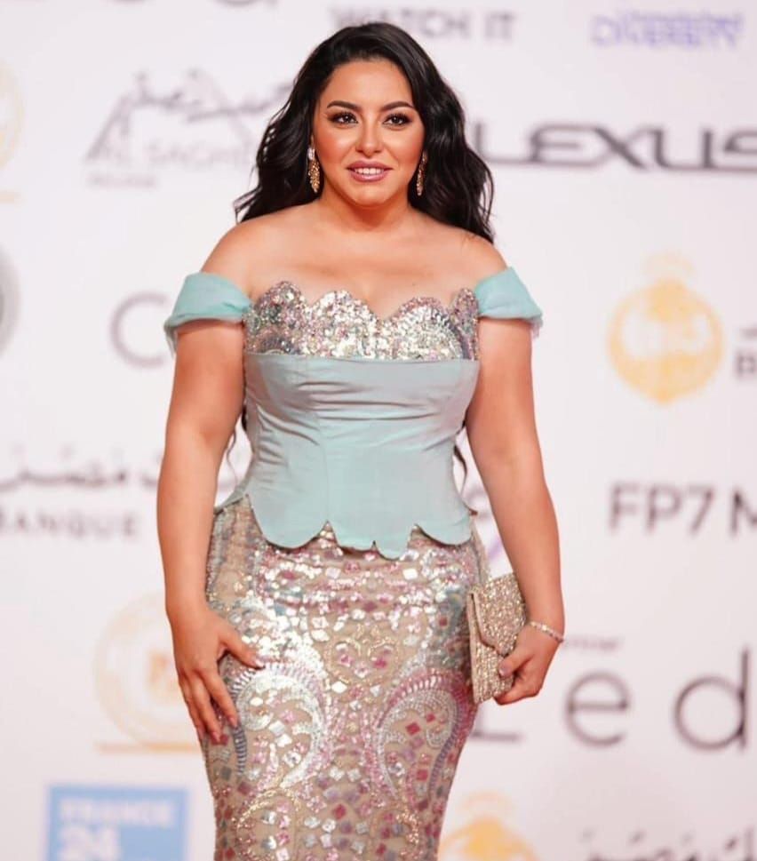 الهام عبد البديع تتألق على السجادة الحمراء بعد غياب طويل بمهرجان القاهرة السينمائي الـ46