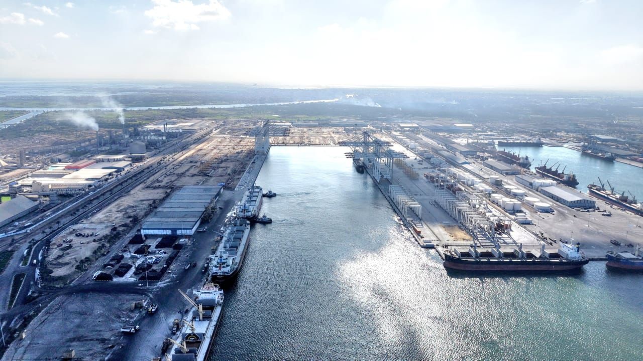 أحدث تصوير جوى يكشف تقدم أعمال محطة "تحيا مصر 1" للحاويات بميناء دمياط.. صور