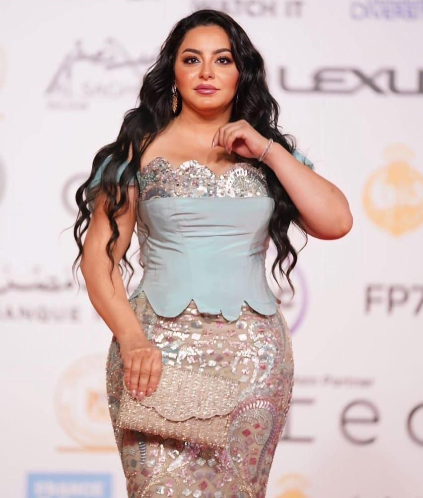 الهام عبد البديع تتألق على السجادة الحمراء بعد غياب طويل بمهرجان القاهرة السينمائي الـ46