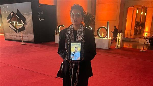 مي سعد تحمل صورة شريكها على السجادة الحمراء.. 'ضايل عنا عرض' يربك لجنة التحكيم والجمهور