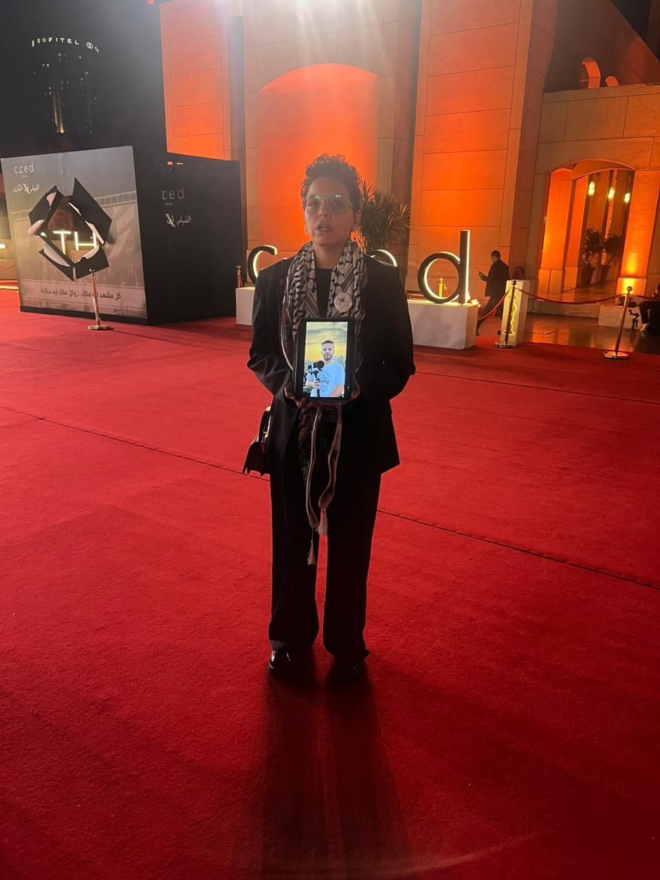 مي سعد تحمل صورة شريكها على السجادة الحمراء.. 'ضايل عنا عرض' يربك لجنة التحكيم والجمهور