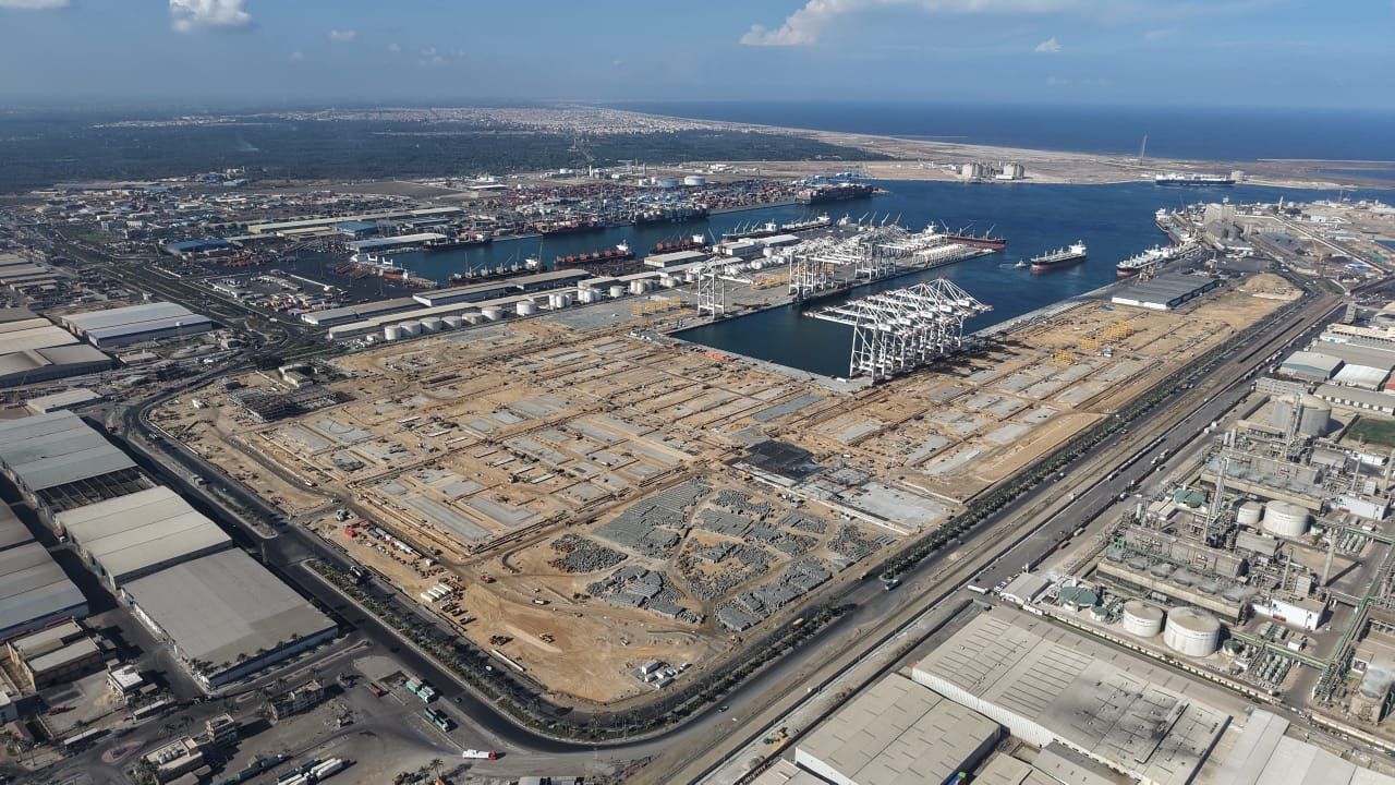 أحدث تصوير جوى يكشف تقدم أعمال محطة "تحيا مصر 1" للحاويات بميناء دمياط.. صور