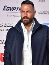 مي سعد تحمل صورة شريكها على السجادة الحمراء.. 'ضايل عنا عرض' يربك لجنة التحكيم والجمهور