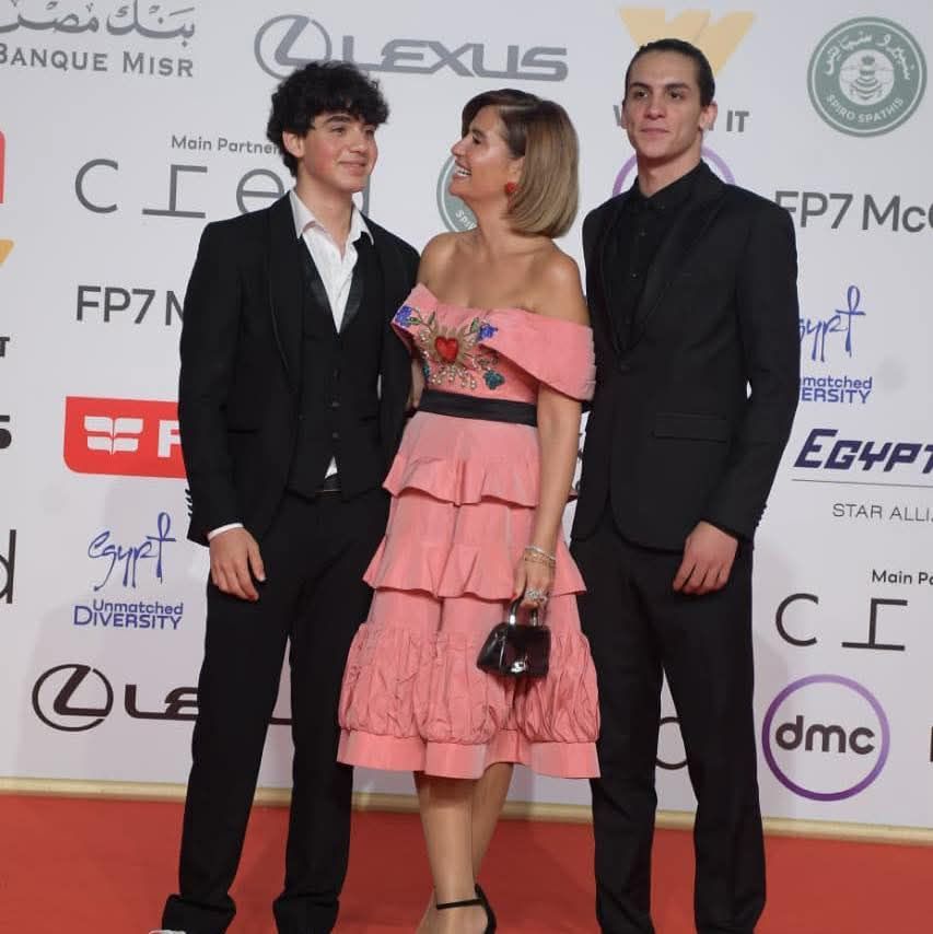 ظهور مفاجئ لهنا شيحة وابناءها يشعل عرض فيلم "شكوى رقم ٧١٣٣١٧" ضمن فعاليات مهرجان القاهرة