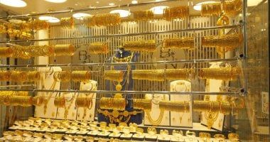 أسعار الذهب تتراجع عالميًا… والدولار القوي يفرض كلمته