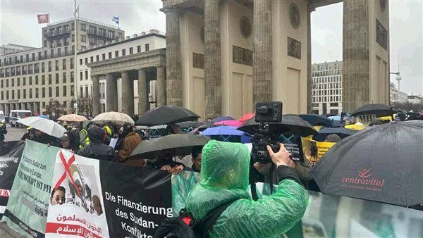 مظاهرة حاشدة أمام بوابة براندنبورغ في برلين للمطالبة بتصنيف الإخوان “منظمة إرهابية”
