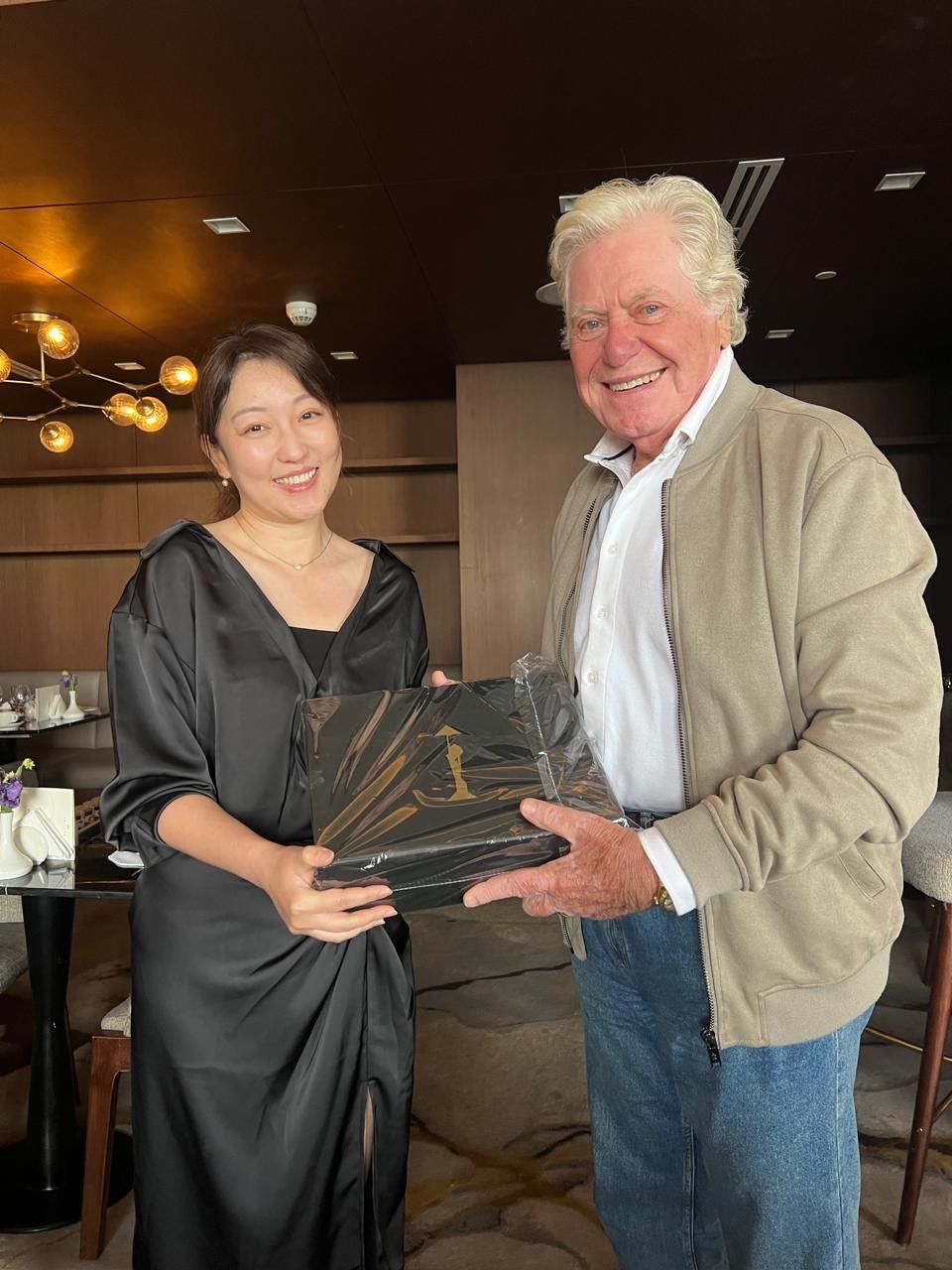 الفنان حسين فهمي يستقبل الوفد الصينى ويهديهم بعض الهدايا التذكارية الخاصة بالمهرجان