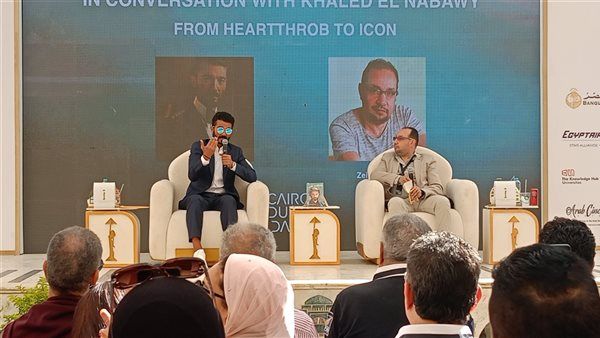 شاهد.. وصول ظهور الفنان خالد النبوي برفقة زوجته بالندوه الحواريه بمهرجان القاهره السينمائي