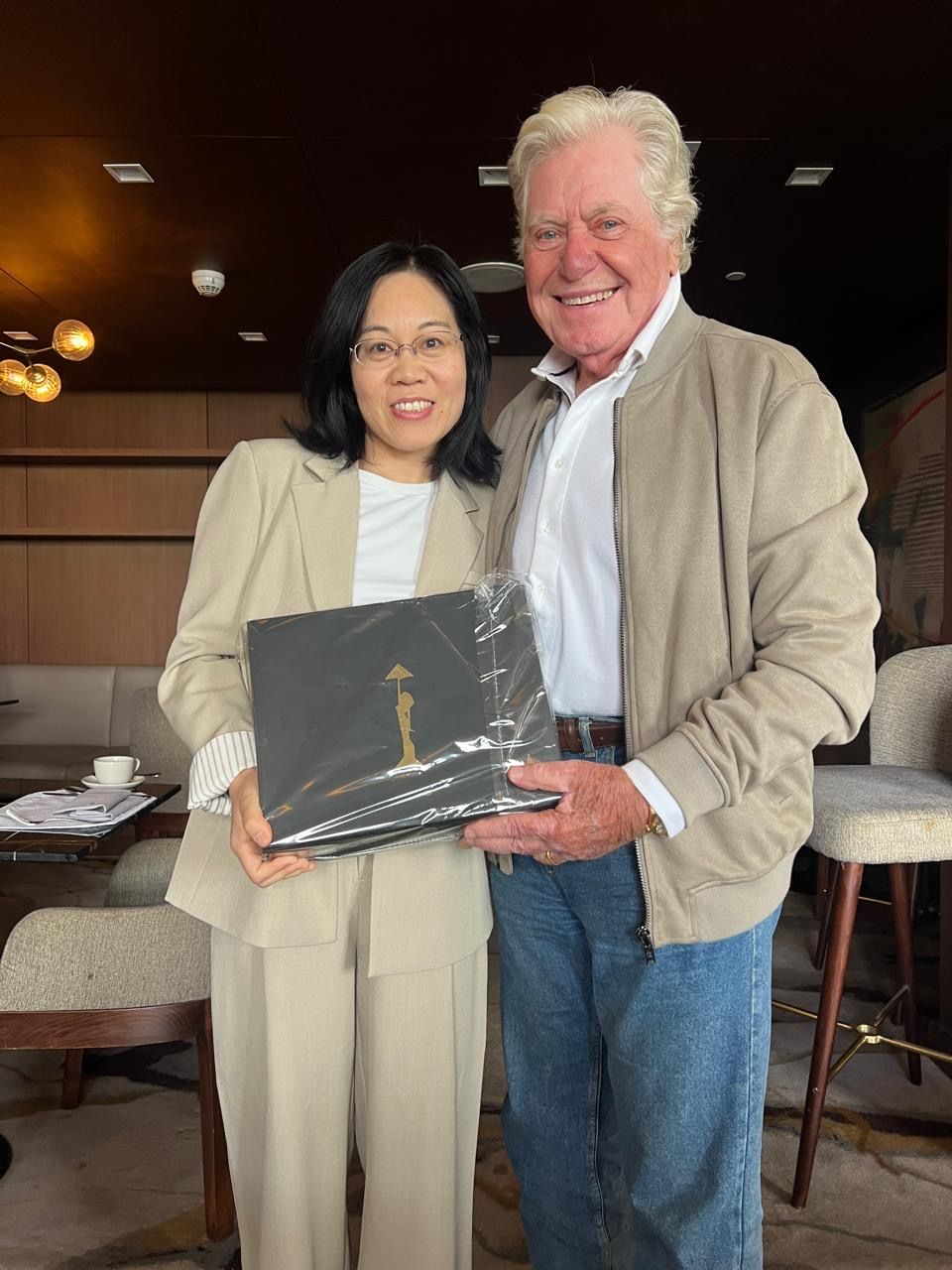 الفنان حسين فهمي يستقبل الوفد الصينى ويهديهم بعض الهدايا التذكارية الخاصة بالمهرجان