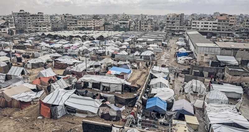 على وقع قصف الاحتلال.. الأمطار تضاعف معاناة النازحين فـي غزة وتغرق خيامهم