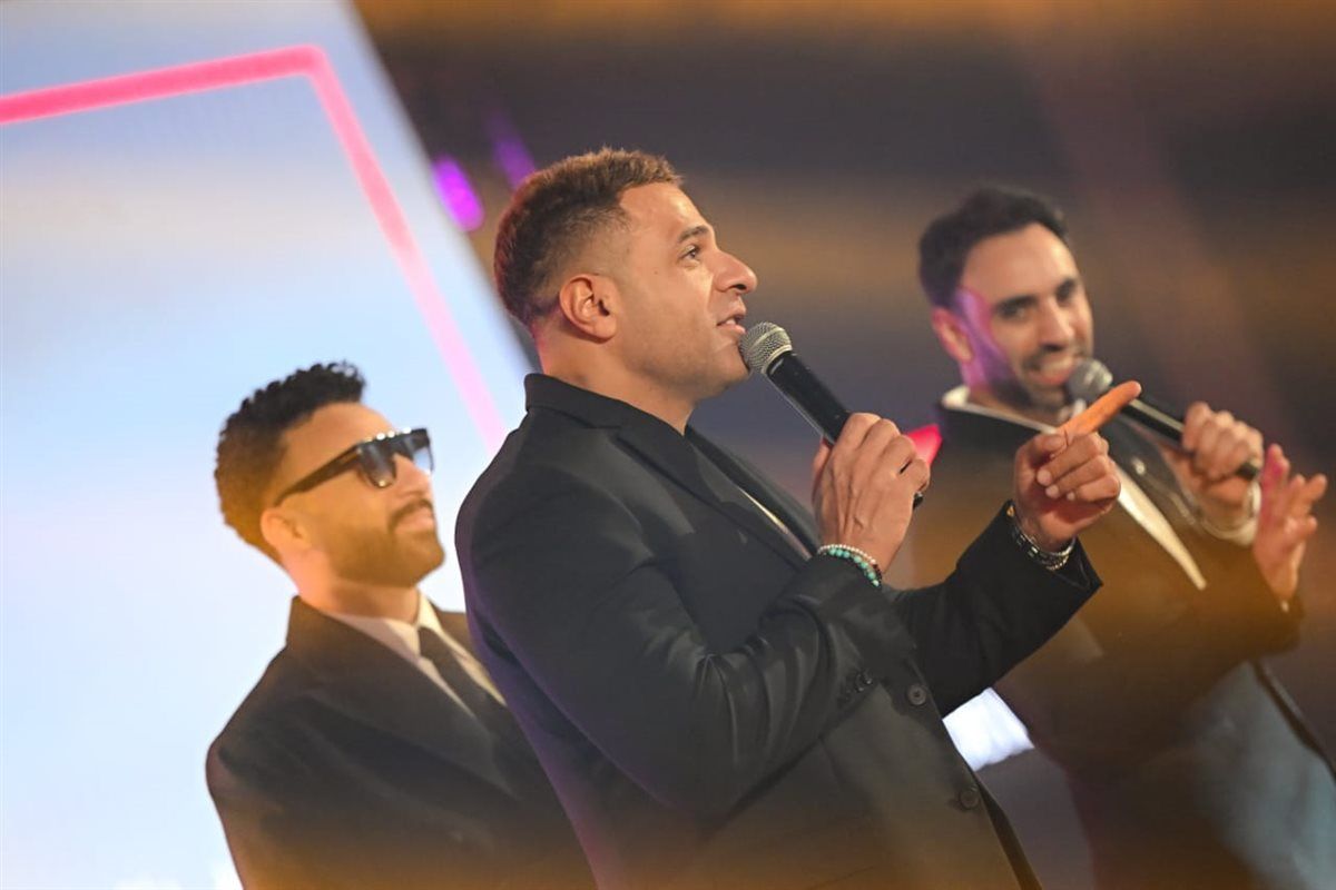 بالصور.. دعابة فريق "واما" مع الجمهور بحفل كامل العدد في القاهرة الجديدة