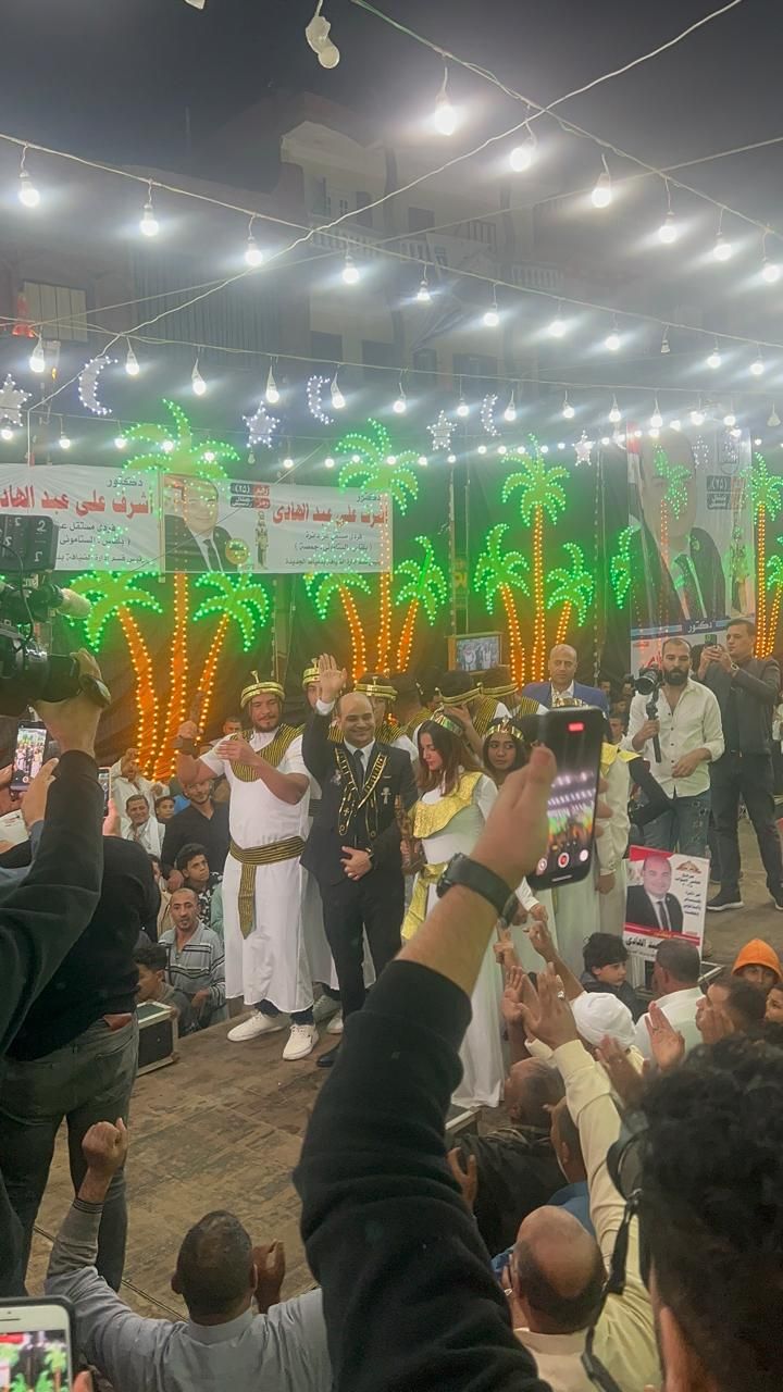 عاجل- مرشح لمجلس النواب بالدقهلية يثير الجدل بالظهور بالزي الفرعوني خلال حملته الانتخابية