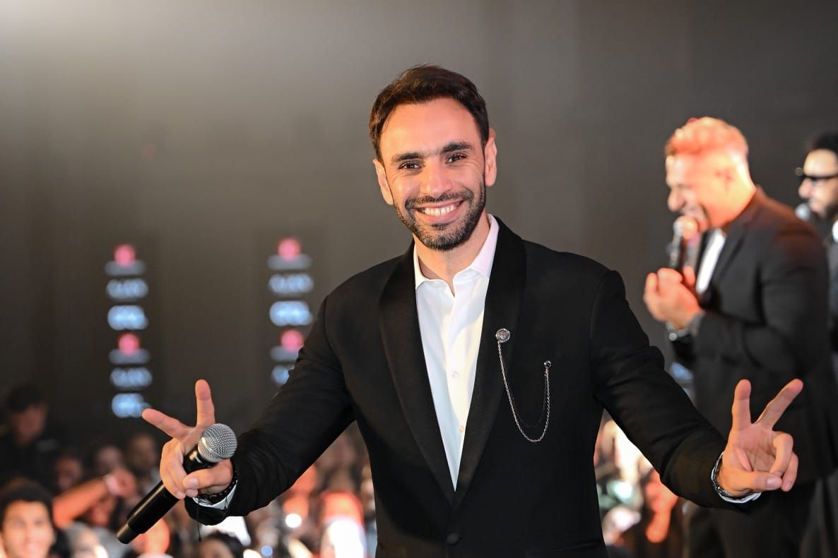 بالصور.. دعابة فريق "واما" مع الجمهور بحفل كامل العدد في القاهرة الجديدة